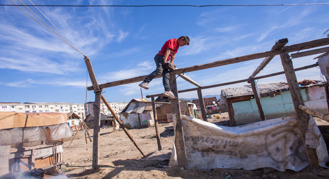 Garoto que pertence a grupo nômade brinca entre escombros de casas demolidas Foto: Mugur Varzariu/Anistia Internacional